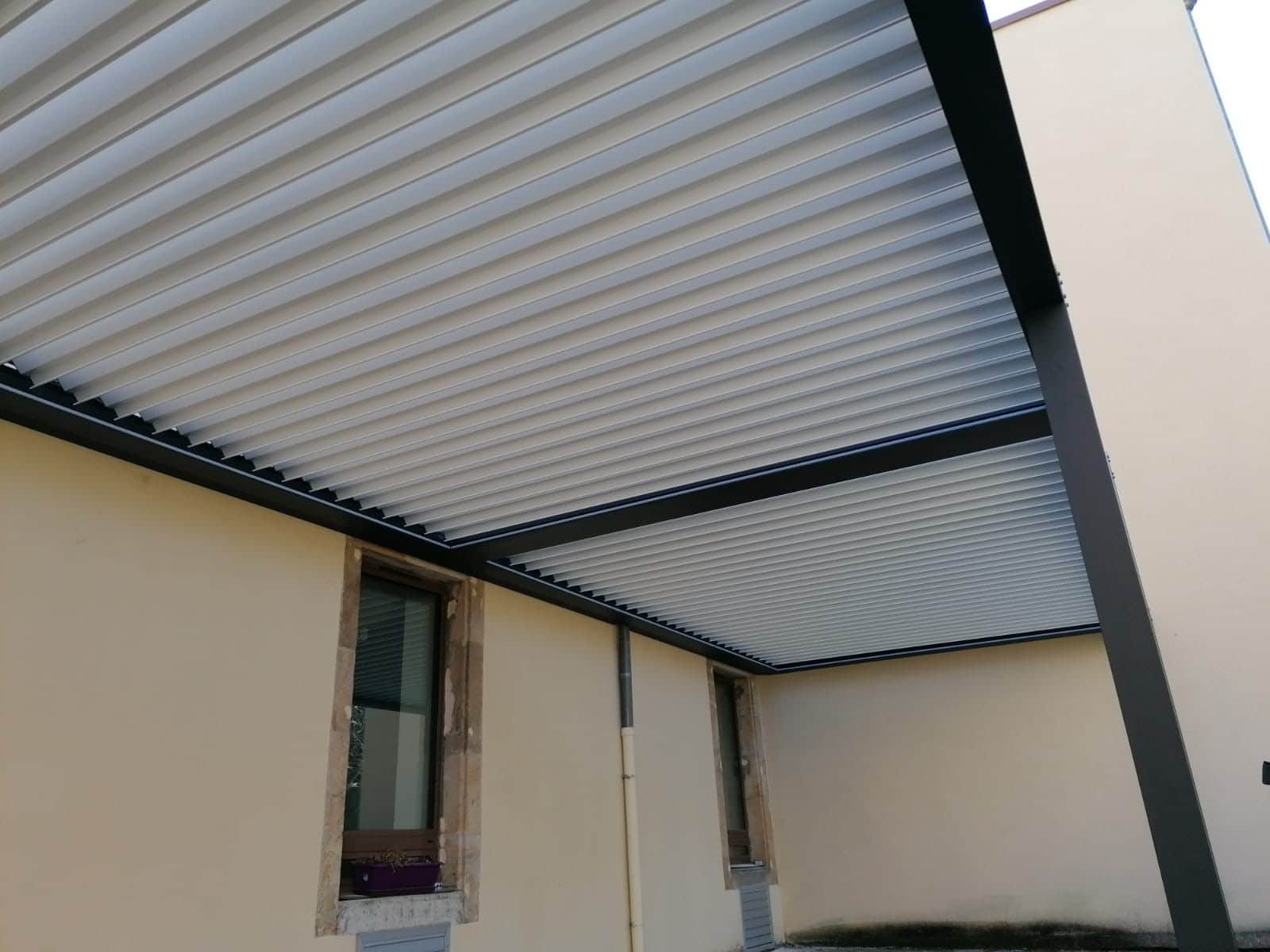 Pergola bioclimatique – PRIVAS (07)